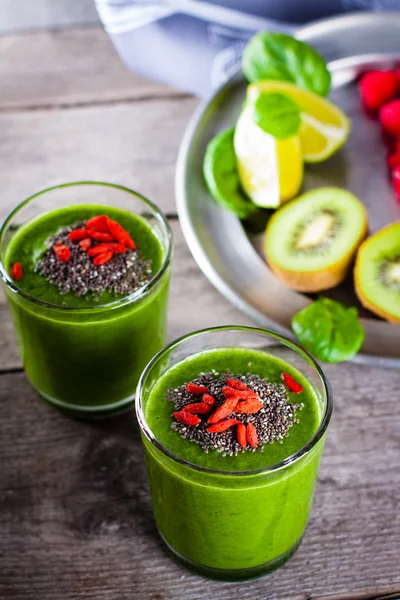 Verse groene smoothies. — Stockfoto