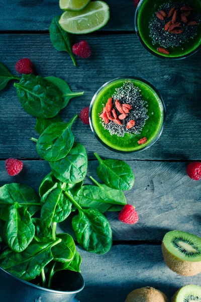 Frische grüne Smoothies. — Stockfoto