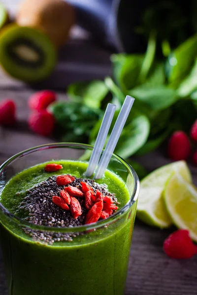 Verse groene smoothies. — Stockfoto