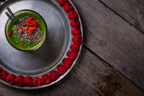 Frische grüne Smoothies. — Stockfoto