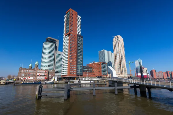 Rotterdam centrum s vysokou věží podél řeky. — Stock fotografie
