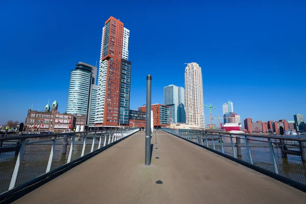 Rotterdam centrum med höga torn längs floden. — Stockfoto