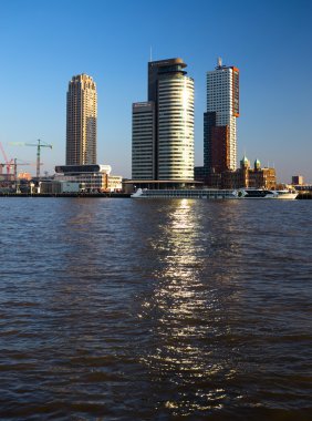 Rotterdam manzarası, gün ışığı, dikey görünüm.