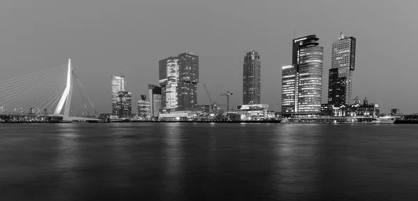 Rotterdams skyline på blå timmen svart och vitt — Stockfoto