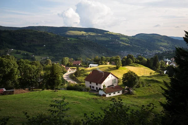 Paisaje Los Vosgos Montañas Casas Luz Del Sol Fotos De Stock Sin Royalties Gratis