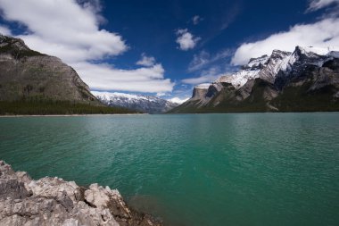 Minnewanka Gölü kıyısı, Alberta, Kanada. Zümrüt suyu, hiç kimse