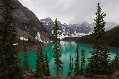 Alberta, Kanada 'daki Moraine gölünde yağmurlu bir gün. Kimse.