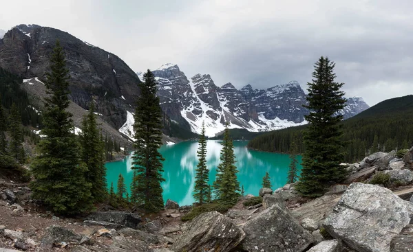 Panoramiczny Widok Jezioro Moraine Deszczowy Dzień Nikt — Zdjęcie stockowe