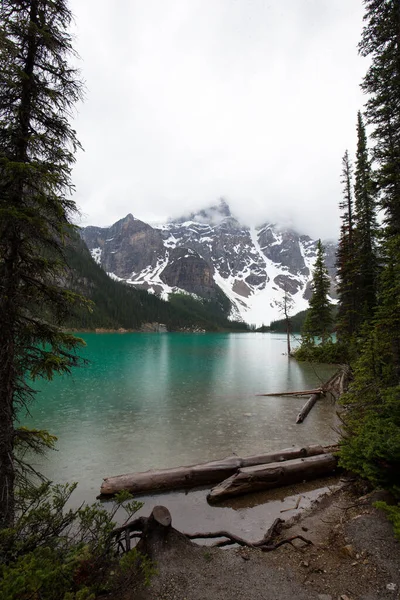 Lago Moraine Día Lluvioso Brumoso Alberta Canadá — Foto de Stock