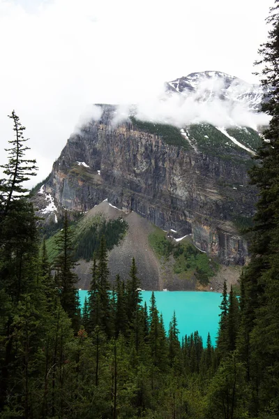 Louise Lake Strand Stormig Och Regnig Dag — Stockfoto