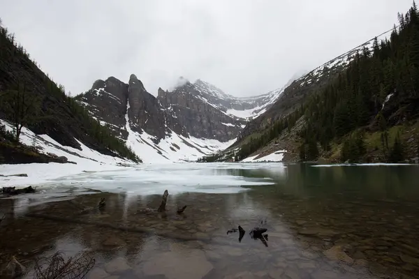 Zugefrorener See Den Bergen Einem Regnerischen Und Bewölkten Tag — Stockfoto