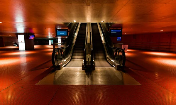 Leere Rolltreppe Der Bahn Des Antwerpener Bahnhofs Rote Atmosphäre Und — Stockfoto