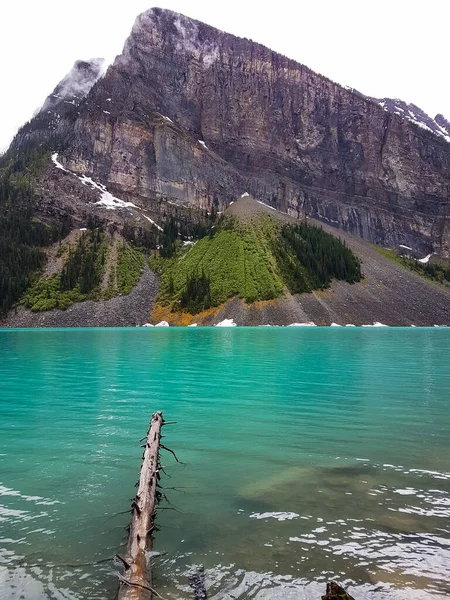 Κάτοψη Της Λίμνης Louise Από Μια Βροχερή Μέρα Καναδάς — Φωτογραφία Αρχείου
