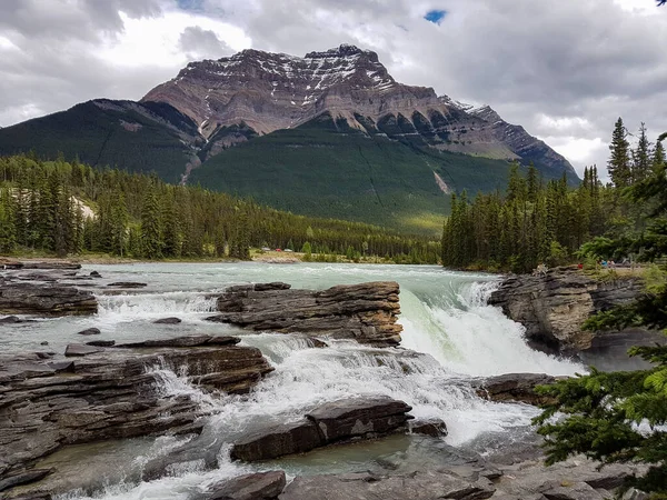 Blick Auf Die Athabasca Wasserfälle Alberta Kanada Bewölkt — Stockfoto