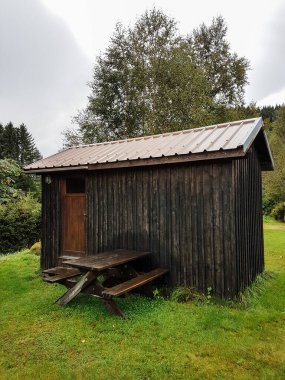 Doğadaki küçük ahşap kulübe. Kimse.