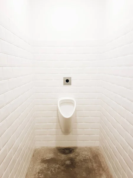 Een Urinoir Witte Muur Toiletten Niemand — Stockfoto