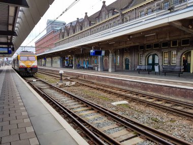 Belçika 'da bir tren istasyonunda boş bir platform. Kimse.