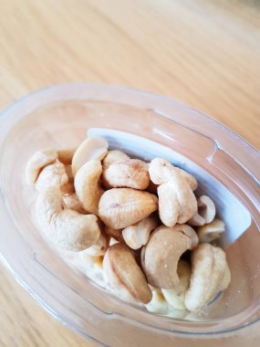 Plastik kasede fındık.