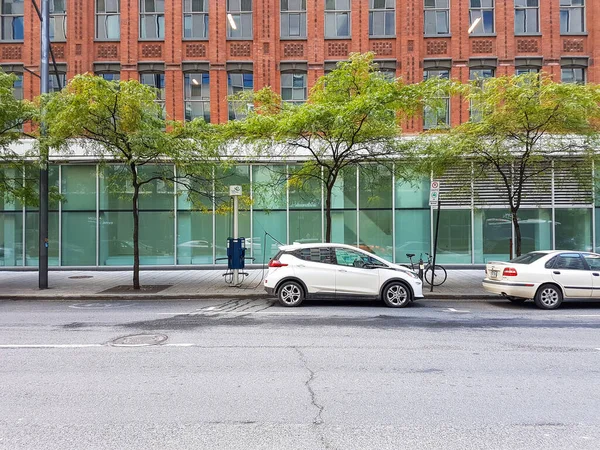 Coche Eléctrico Cargando Calle Montreal Nadie Fotos De Stock