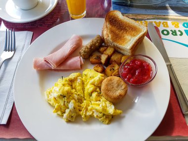 Yumurta ve jambonlu taze kahvaltı.