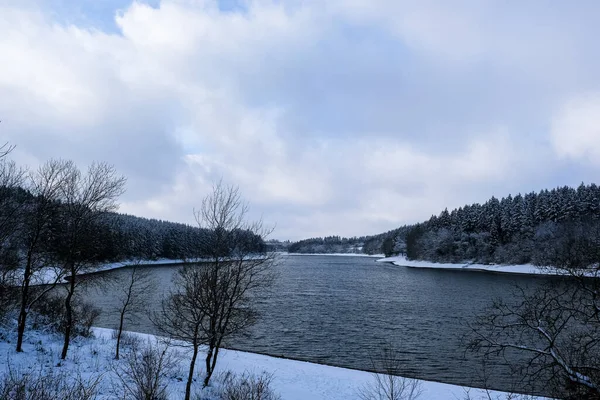 Jezioro Butgenbach Zimą Śniegiem — Zdjęcie stockowe