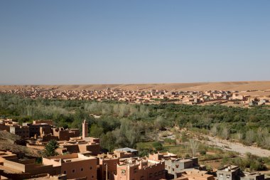 Fas'ta bir nehir tarafından geçti bir şehir manzarası. Kimse