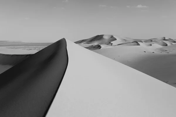 Dunas pretas e brancas no deserto — Fotografia de Stock