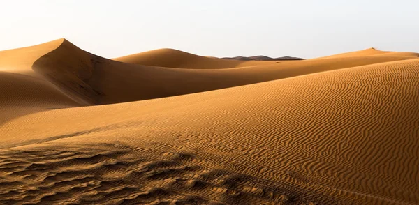 Písečné duny a vln v písku. — Stock fotografie