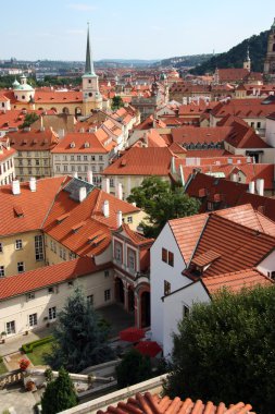 Çek, kırmızı çatılar içinde Prag Cityscape