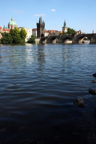 Gamla bron i Prag, med floden — Stockfoto