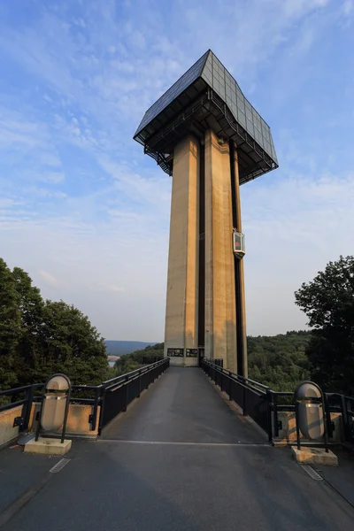 Torre panorâmica no lago Gileppe, na Bélgica — Fotografia de Stock