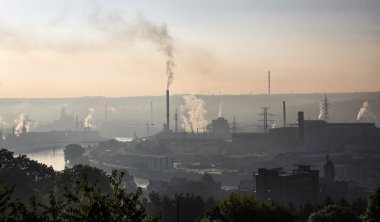 Sabah fabrikalar, yüksek bacalar ve duman