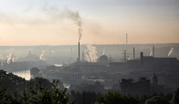 Fabriken am Morgen, hohe Schornsteine und Rauch — Stockfoto