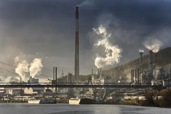 Poluição industrial, imagem altamente contrastada — Fotografia de Stock