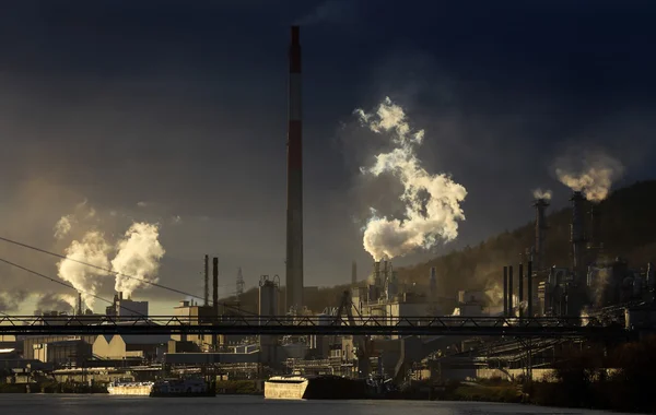 Poluição industrial, imagem altamente contrastada — Fotografia de Stock