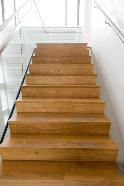 Escaleras de madera, pared blanca, inox y pasamanos de cristal. sobre expuesto . —  Fotos de Stock