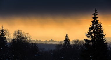 Darkness1 gün batımı penceresinde