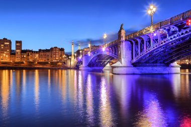 Pont de Fragnee gece, dikey.