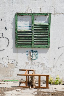 Yıpranmış bina cephesi ile yeşil Panjur