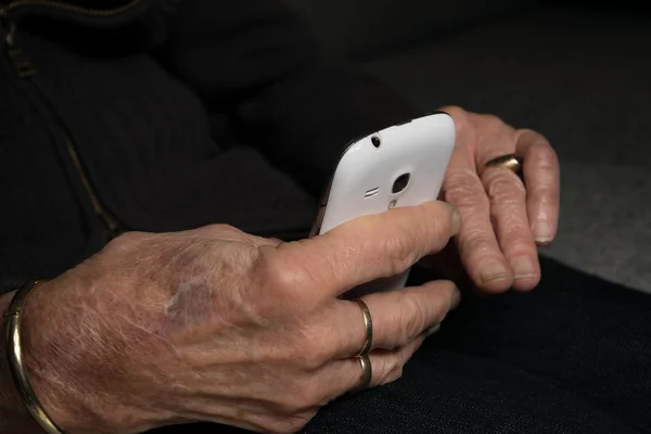 Abuela revisando su teléfono inteligente — Foto de Stock