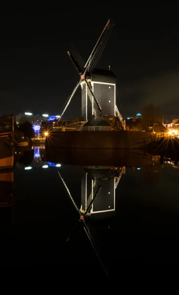 Antiguo molino de viento reflexión noche — Foto de Stock