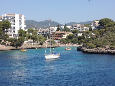 Doğal limanında demirlemiş yelkenli