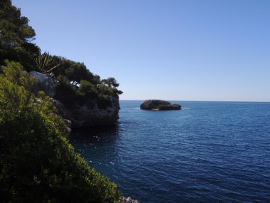 Cala d'Or yakınındaki kayalık sahil şeridi