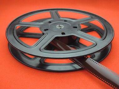 Kırmızı halı üzerinde film reel