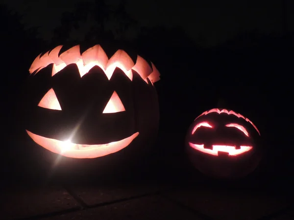 Pequeñas y grandes calabazas de Halloween felices por la noche — Foto de Stock