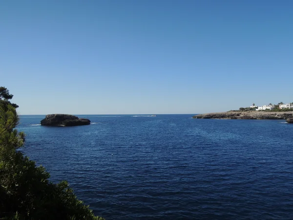 Costa rochosa perto de Cala d 'Or — Fotografia de Stock