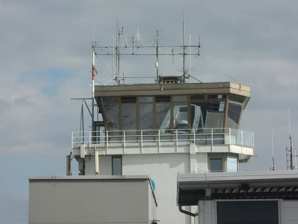 Flughafen-Kontrollturm in Ljubljana, Slowenien — Stockfoto