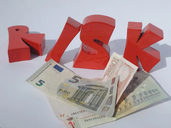 Finansal risk Euro Bono ve 3d harfler Risk tarafından resimli — Stok fotoğraf