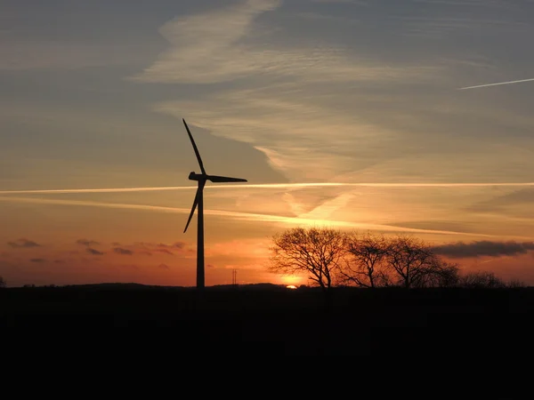 可再生能源-日落中的风车 — 图库照片