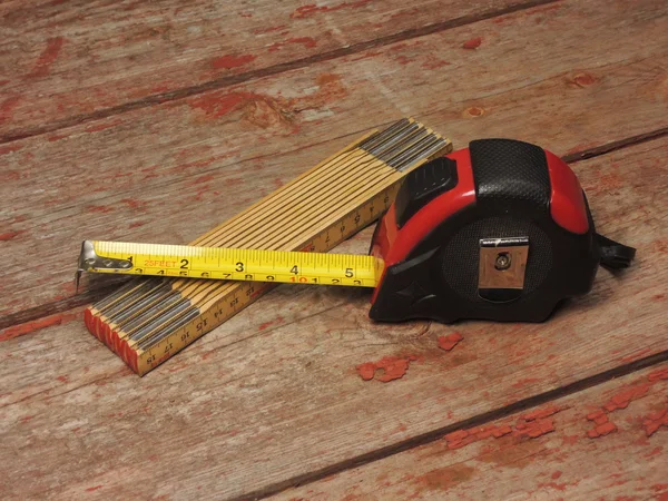 Измерительные инструменты на грубом столе — стоковое фото